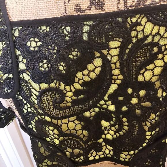 NWOT Endless Rose Cropped Lace Overlay Top with 3 squares on the back Sice Small - Picture 3 of 4